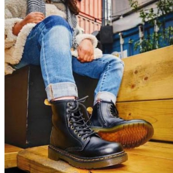Dr. Martens 1460 Lace Up Combat Boots 8 Eye Black Leather Junior